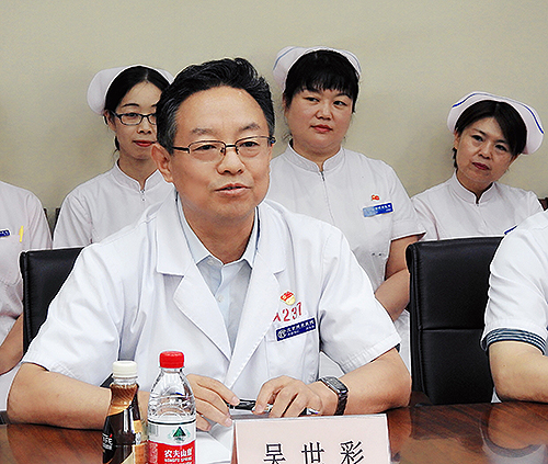 图为吴世彩书记在评审会议上致辞