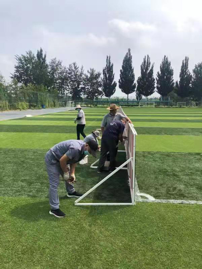 图为体管中心工作人员在准备集训场地和物资