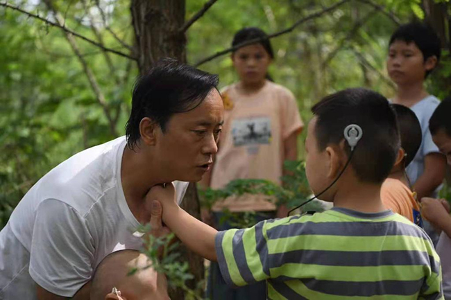 赵小平在给听障儿童做发音练习