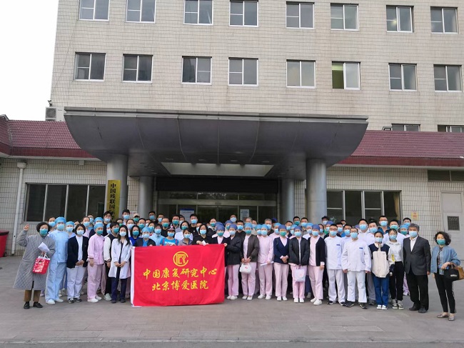 图为中康核酸外采队员合影