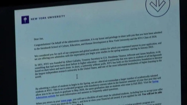 图为张骏的纽约大学录取通知书