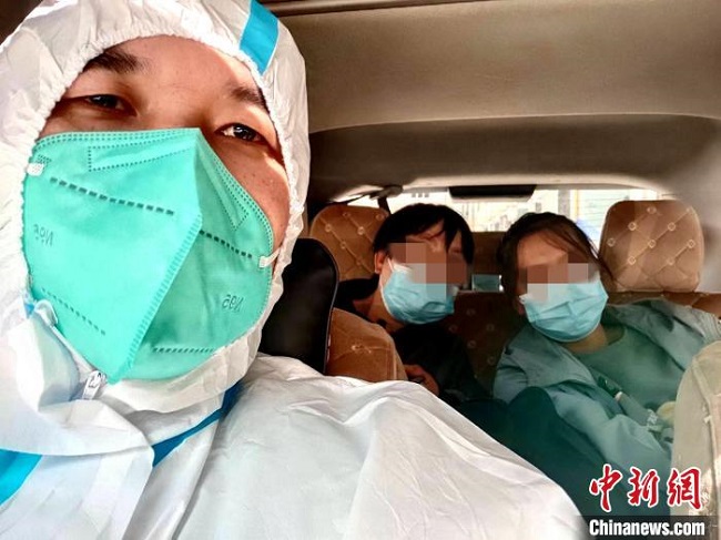 图为完成任务后与受助居民合影