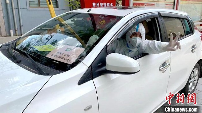图为参加志愿服务让他们很高兴