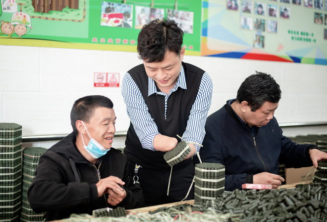 图为林名长在凝馨残疾人服务中心