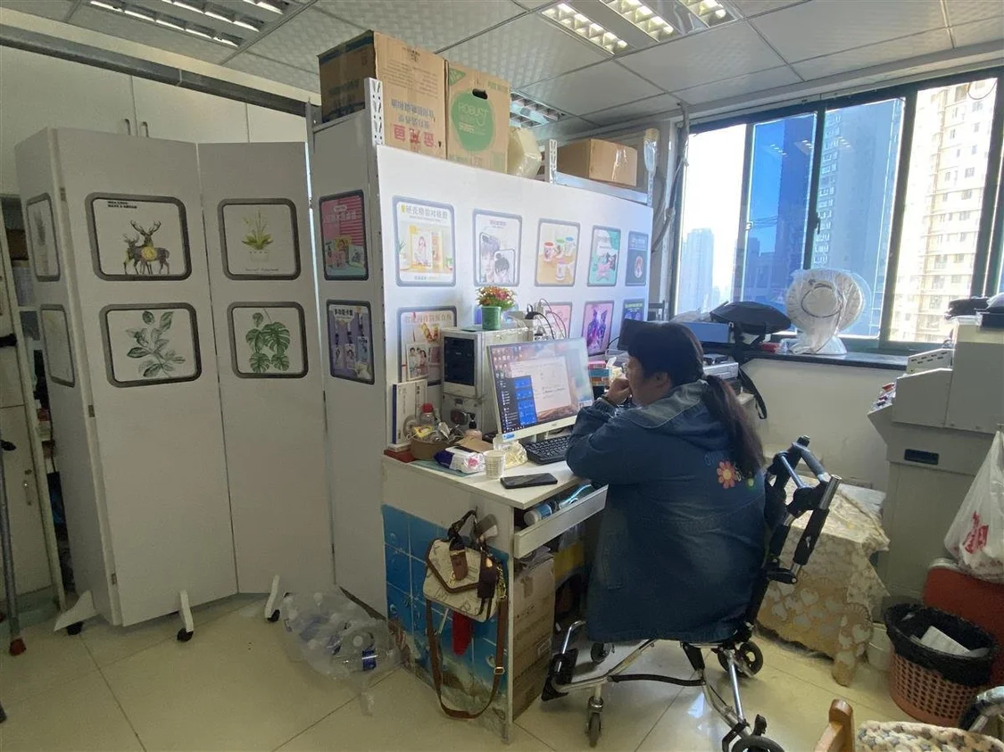 图为路海霞在进行排版工作