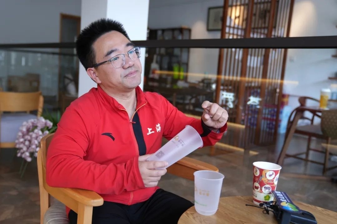 图为陆学峰