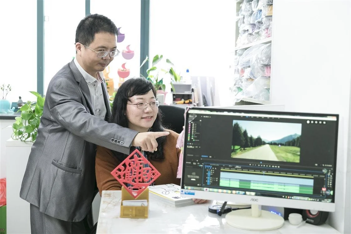 图为孙林指导路海霞排版