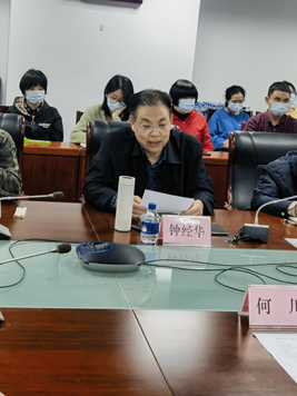 图为钟经华教授发言