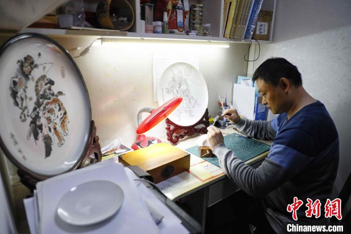 图为黄海涛正在工作室里刻瓷 陈阳摄