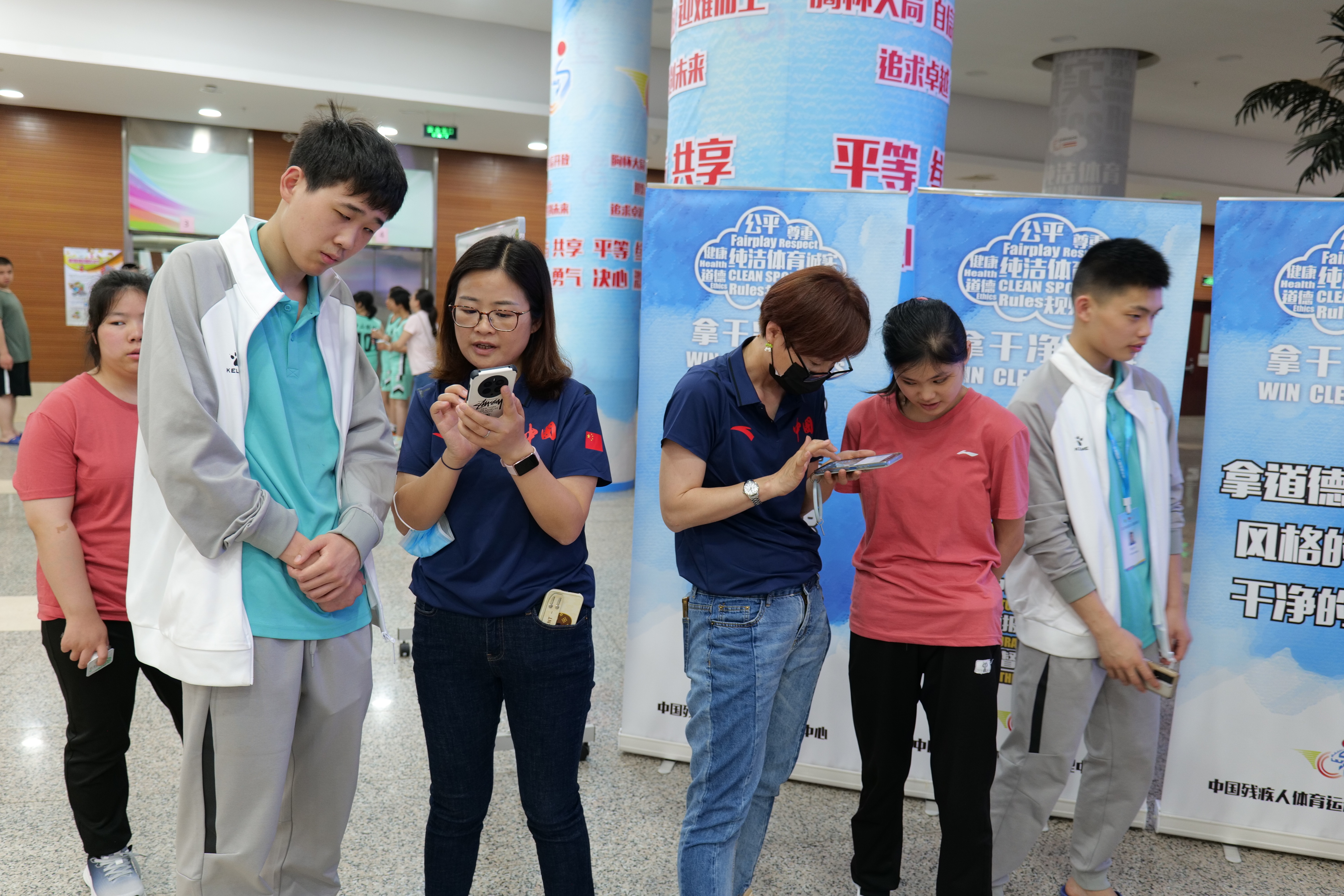 图为体管中心辅助运动员完成线上答题
