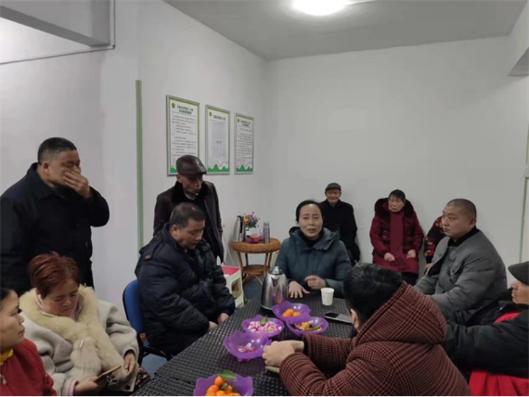 图为刘玉霞与残疾人朋友们聊天