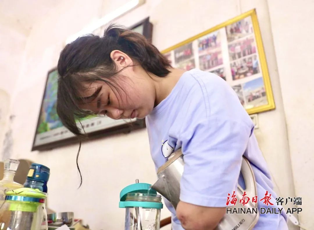 图为廖玉婷借用上臂倒水