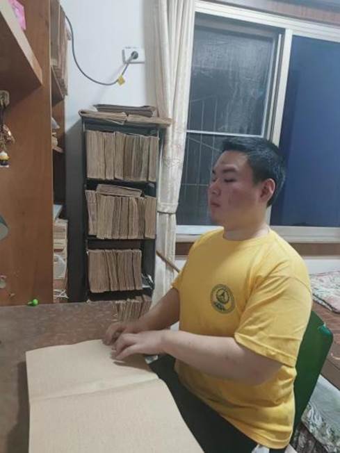 图为魏权平暑假在家学习