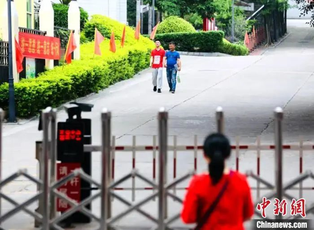 图为黄镇宇和父亲即将走出考场母亲已等候多时