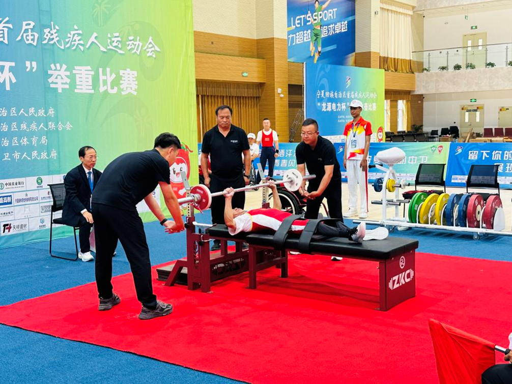 图为马志富参加宁夏首届残特奥会举重比赛