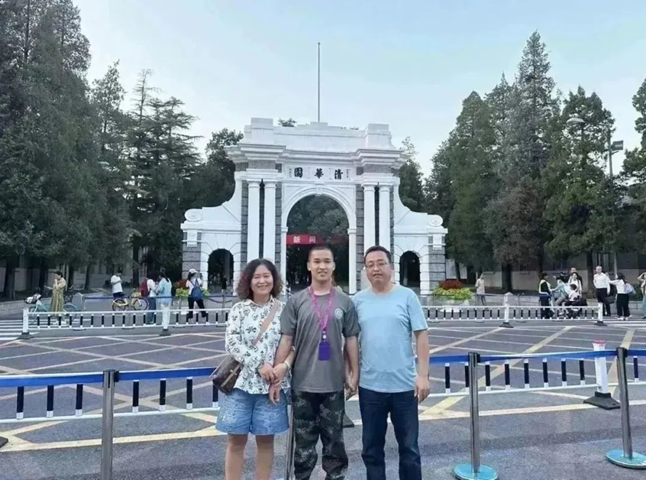 图为父母送赵子康来清华报到