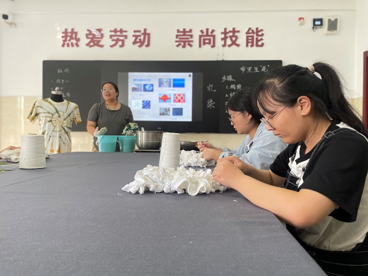 图为特教老师正在教孩子们学习蜡染