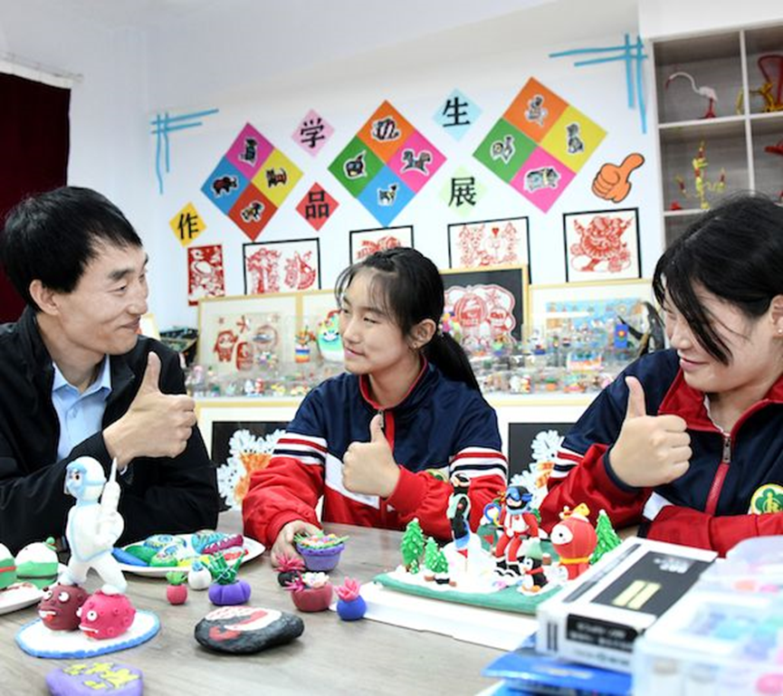 图为吴拥军与孩子们在一起