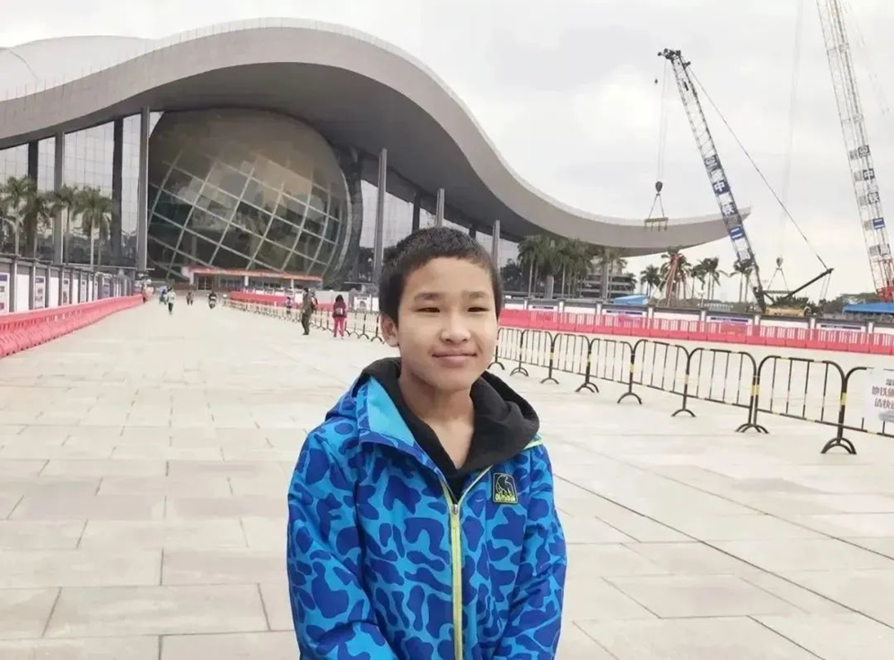 图为童年赵子康