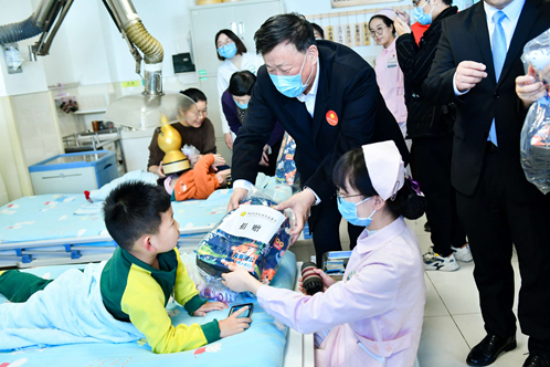 图为探访组探望孩子们并送去礼物