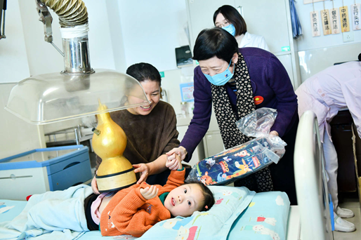 图为探访组探望孩子们并送去礼物