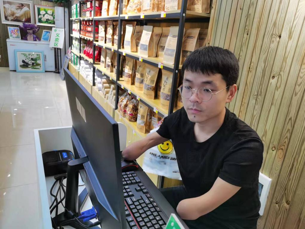 图为彭军使用电脑
