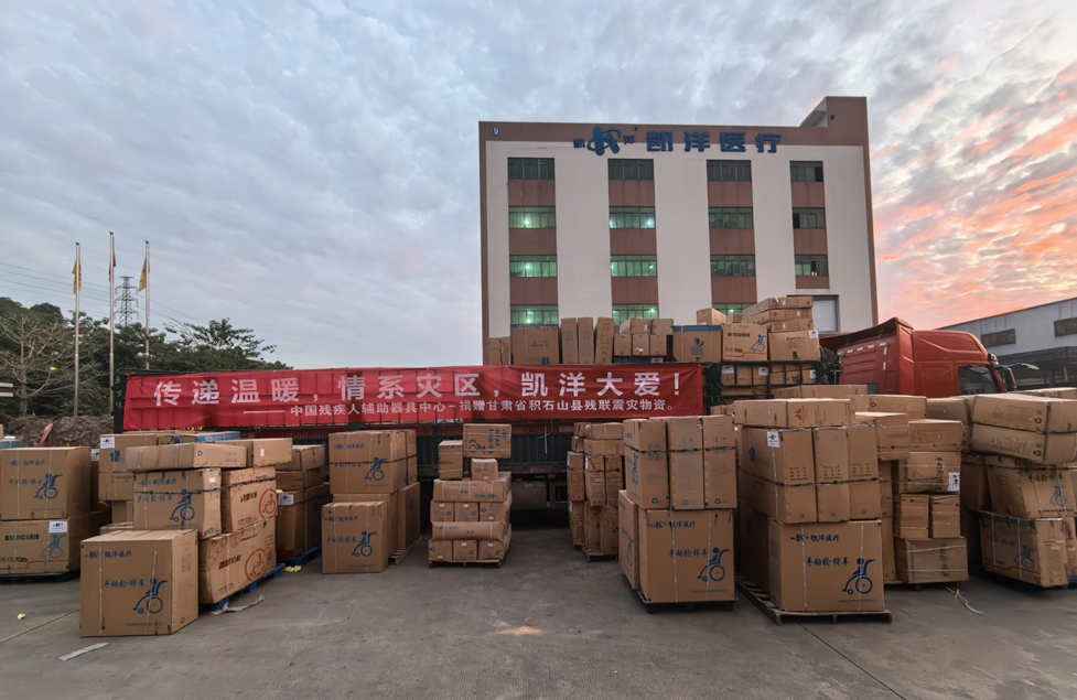 图为捐赠物资调拨现场