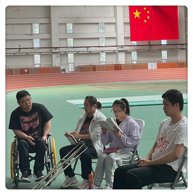 图为残奥举重冠军崔哲领学