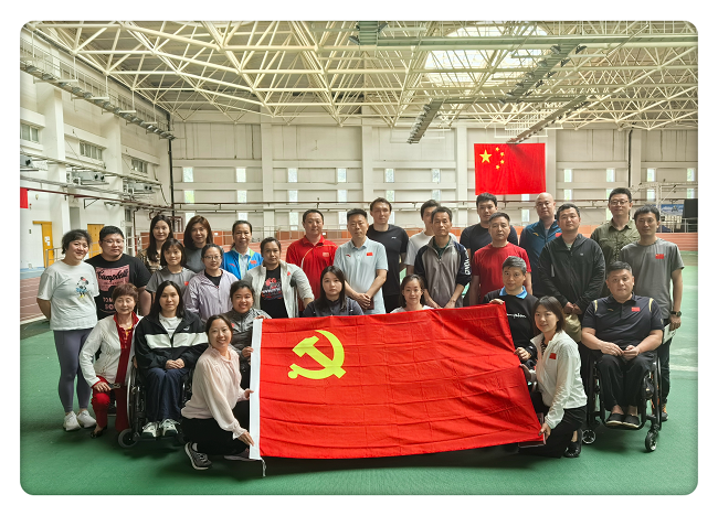 图为全体党员合影