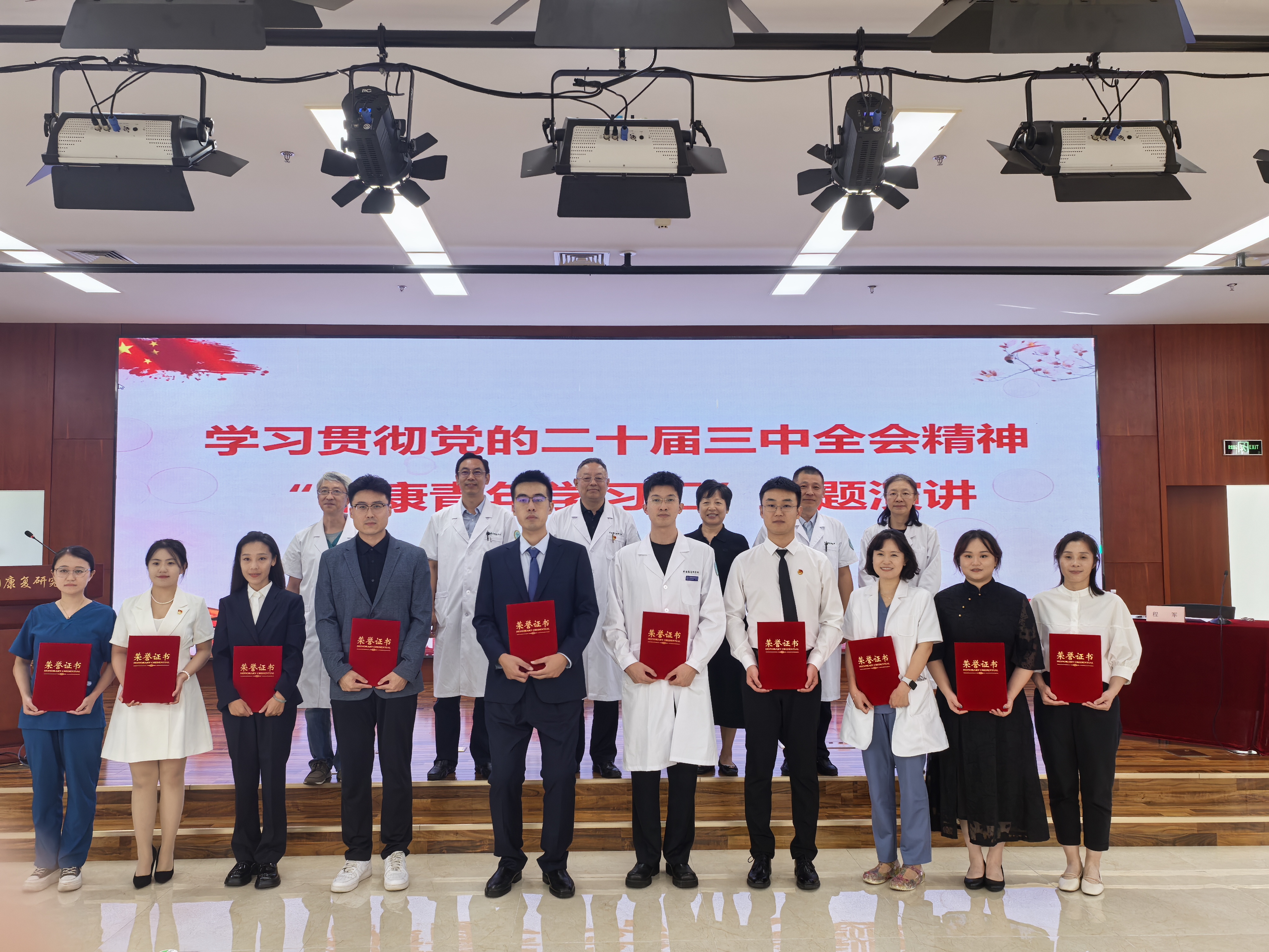 图为参加活动领导为参赛选手颁奖