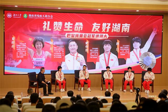 图为活动现场