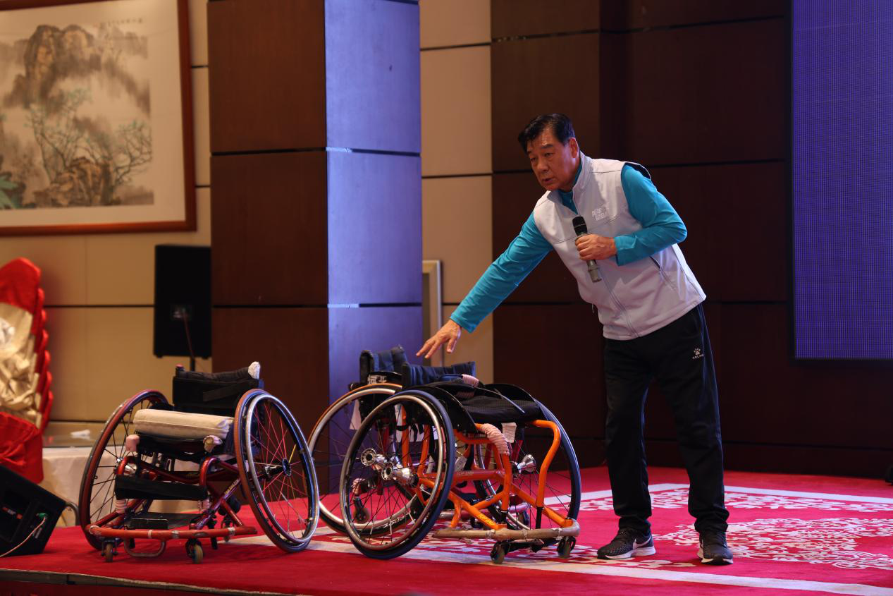 图为专家授课现场