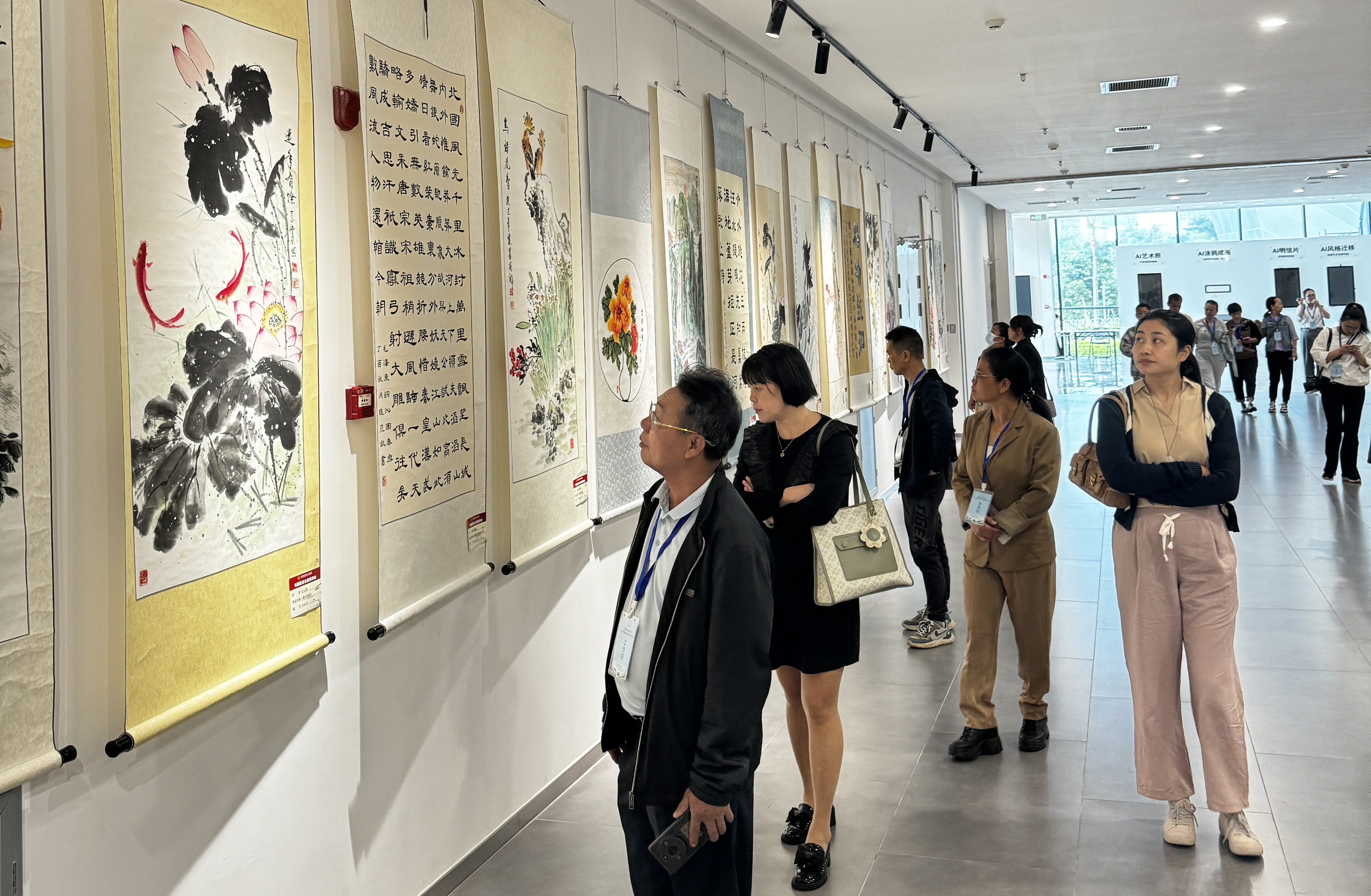 图为慈善公益拍卖会现场