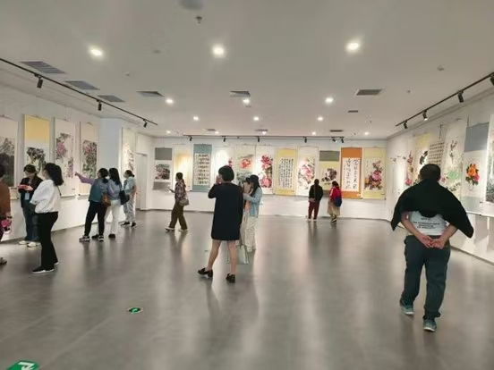 图为慈善公益拍卖会现场