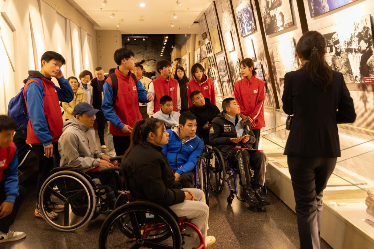 图为运动员参观辽沈战役纪念馆