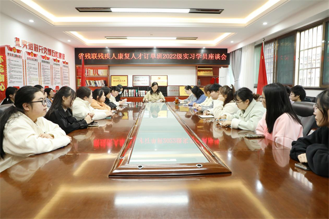 图为座谈会现场