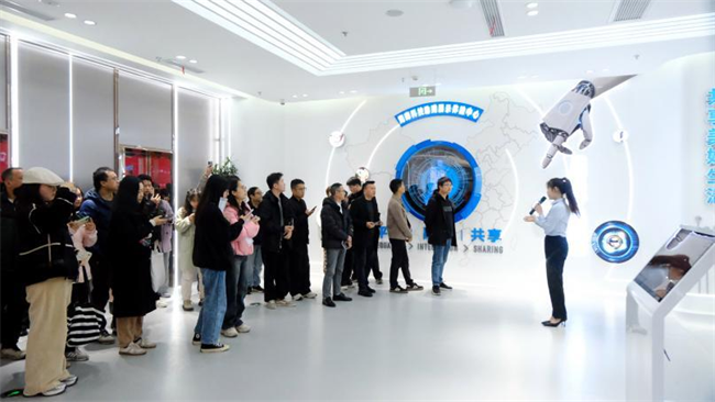 图为参训人员参观省科技助残展示体验中心