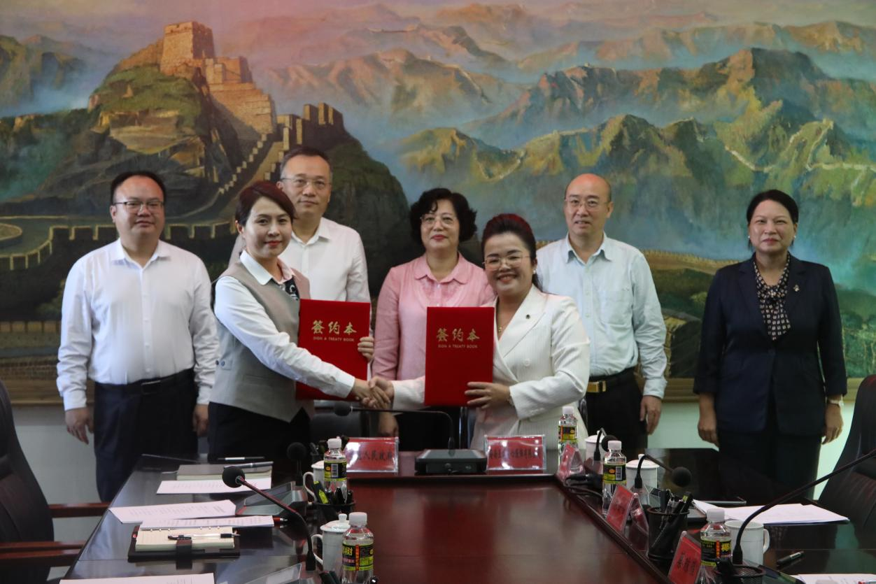 图为签约仪式现场