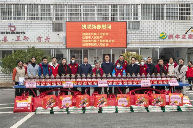 图为尹华凯走访慰问岳阳市德馨助残服务中心