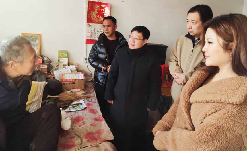 图为入户走访残疾人家庭