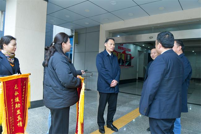 图为资兴市健辉服饰有限公司与资兴市果农富农业科技有限公司为省残联赠送锦旗