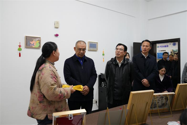 图为潘碧灵在省残联创业孵化基地对残疾人创业项目进行调研