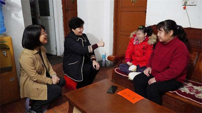图为走访慰问困难重度残疾人