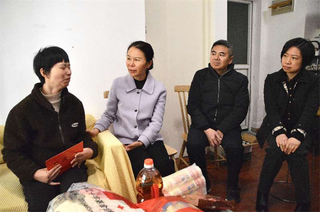 图为赵坚一行在柳州市城中区慰问困难残疾人