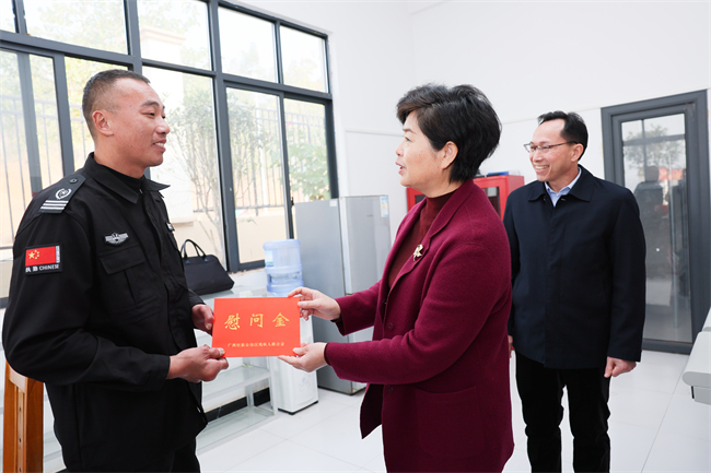 图为走访慰问困难残疾职工