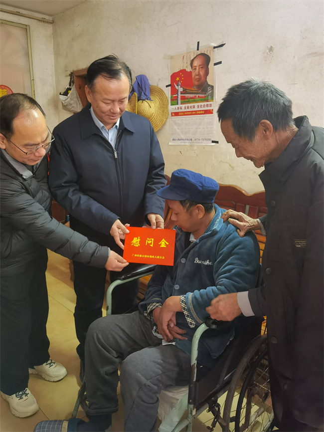 图为慰问走访慰问梧州市困难残疾人