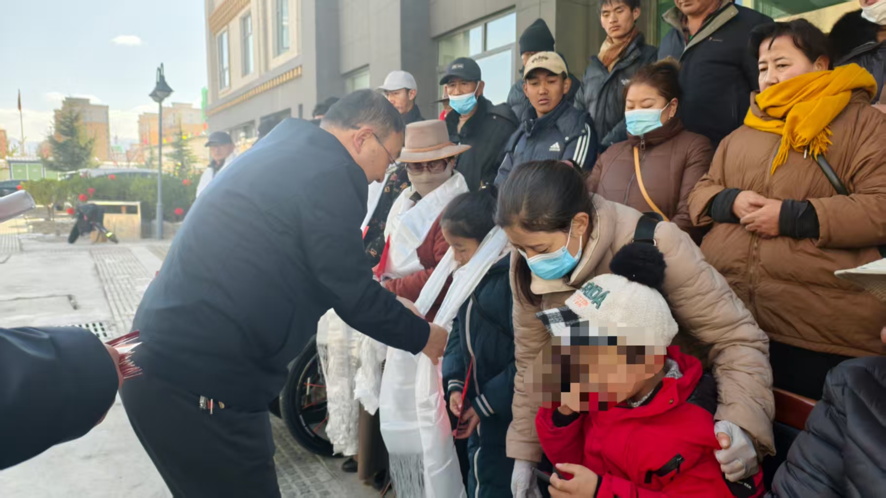 图为李杰峰同志向慰问人员献哈达