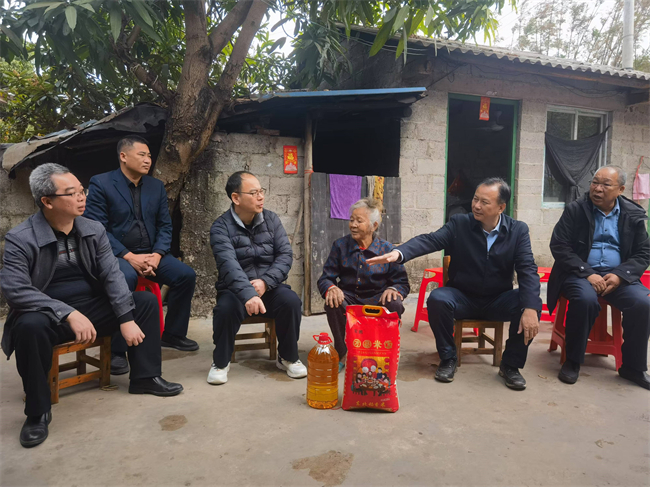 图为慰问走访慰问防城港市困难残疾人