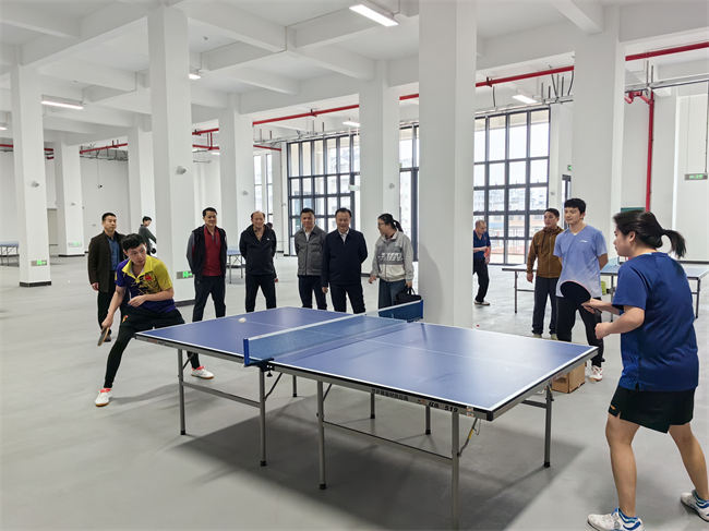 图为自治区残联调研组看望在训运动员