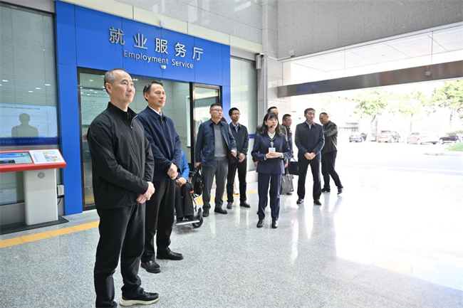 图为考察组实地调研湖南省残疾人劳动就业服务中心